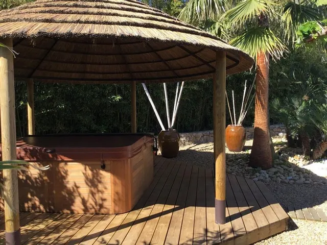 Paillote eucalyptus autour d'un spa — toiture de roseau
